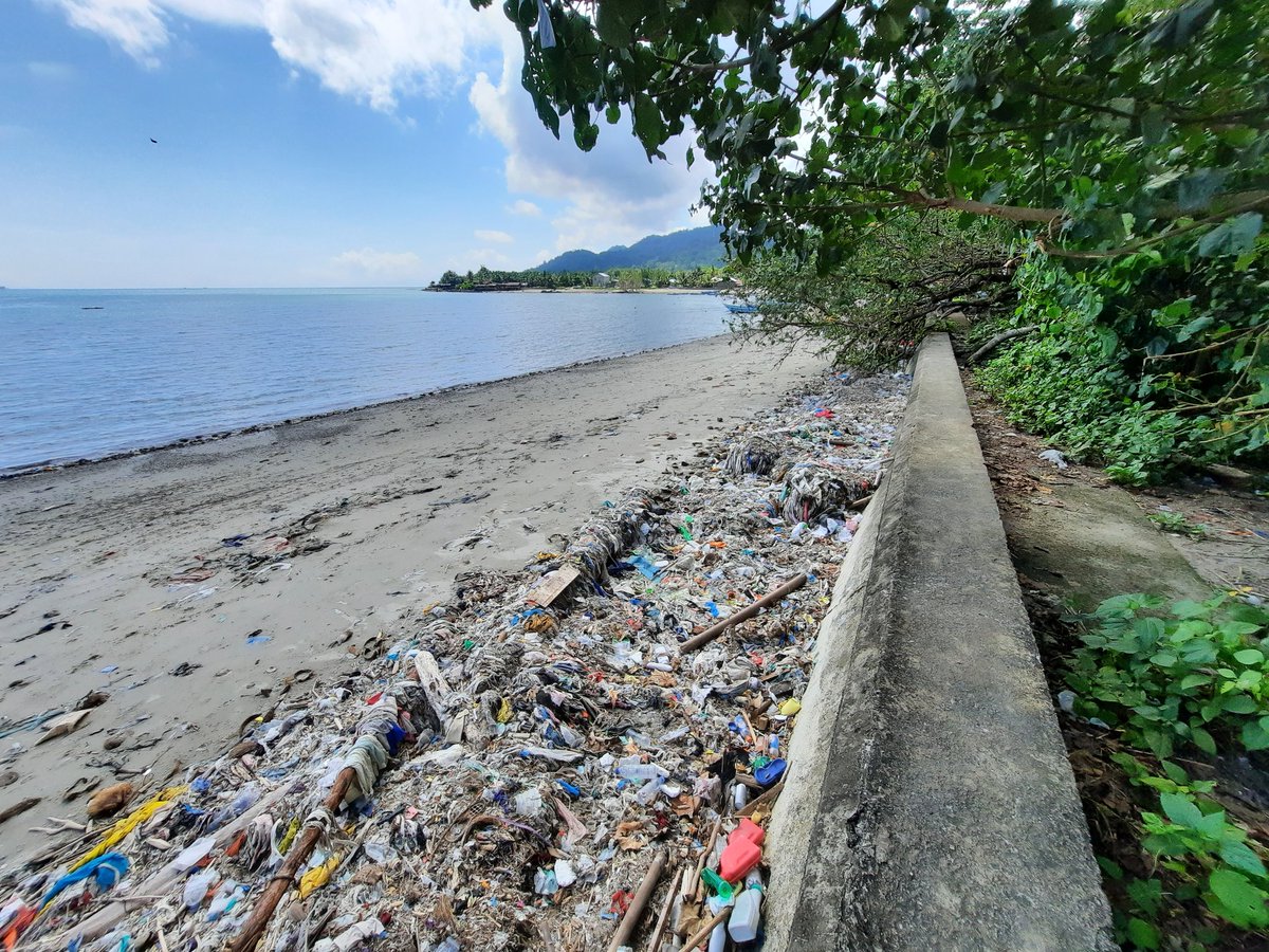 mcc_maluku's tweet photo. Pemerintah, Pemimpin, Masyarakat, Orang Tua, Pemuda, Anak-anak kecil bisakah kita bekerjasama untuk Menyelamatkan Pesisir dan Laut dari Sampah Plastik? BISA. PASTI BISA. Caranya? BUANG SAMPAH PADA TEMPATNYA. 
Lokasi Pantai Passo |10.20 WIT |31 Oktober 2020 |Teria Salhuteru. https://t.co/aNOUywOr8S