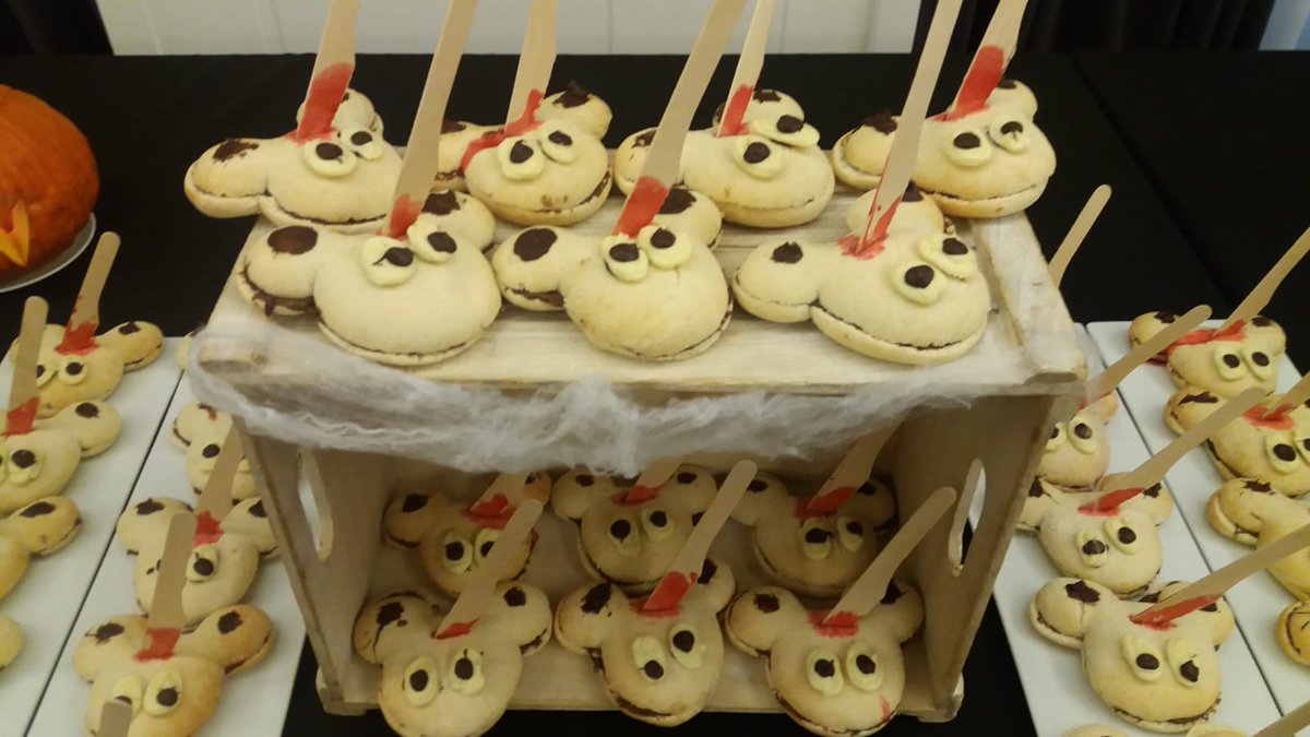 SCManuelita's tweet photo. Recuerdos 2019✨ 🎃 🕷️👻Merienda de Halloween 🎃🕷️👻 Gran equipo de F&amp;B en @HotelColonGM 👏👏👏🔝 #meliaspain #staysafewithmelia #saudades #sevilla https://t.co/a4sB3TBs8s