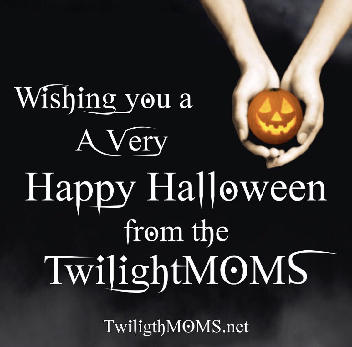 TwilightMOMS's tweet photo. #HappyHalloween ✨
#besafe #quaranteam 🧡🧡
#twilightfandom #twilightsaga
#twilightrenaissance #twihard
#stepheniemeyer #queen ⭐️
🍎 #TwilightMOMS #twilight
#allbecauseofabook 📚📖✨ https://t.co/8f0LpEfXek