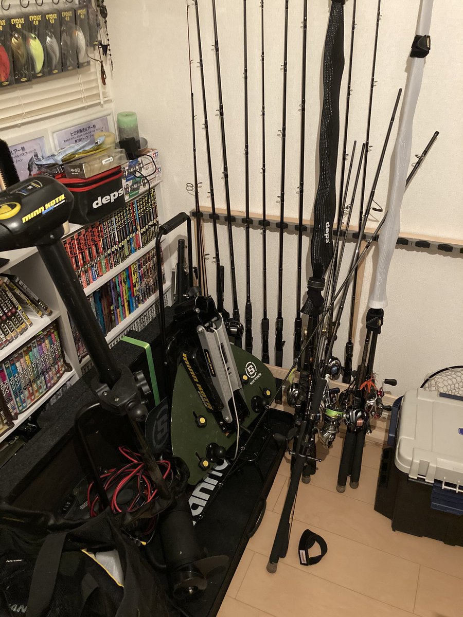Keiichi1000rr's tweet photo. 既婚釣り好き男の汚部屋公開（一部）
結婚したらいけない3Bは、実は4Bで、BassFishigが含まれるのだ…。

何が言いたいかというと、いつも釣りに行かせてくれる嫁さんありがとう

#バス釣り ＃釣り ＃釣り部屋 #ブラックバス #fishing
#ベッドの下には一生分のワームがストック https://t.co/W7JsiTptAg
