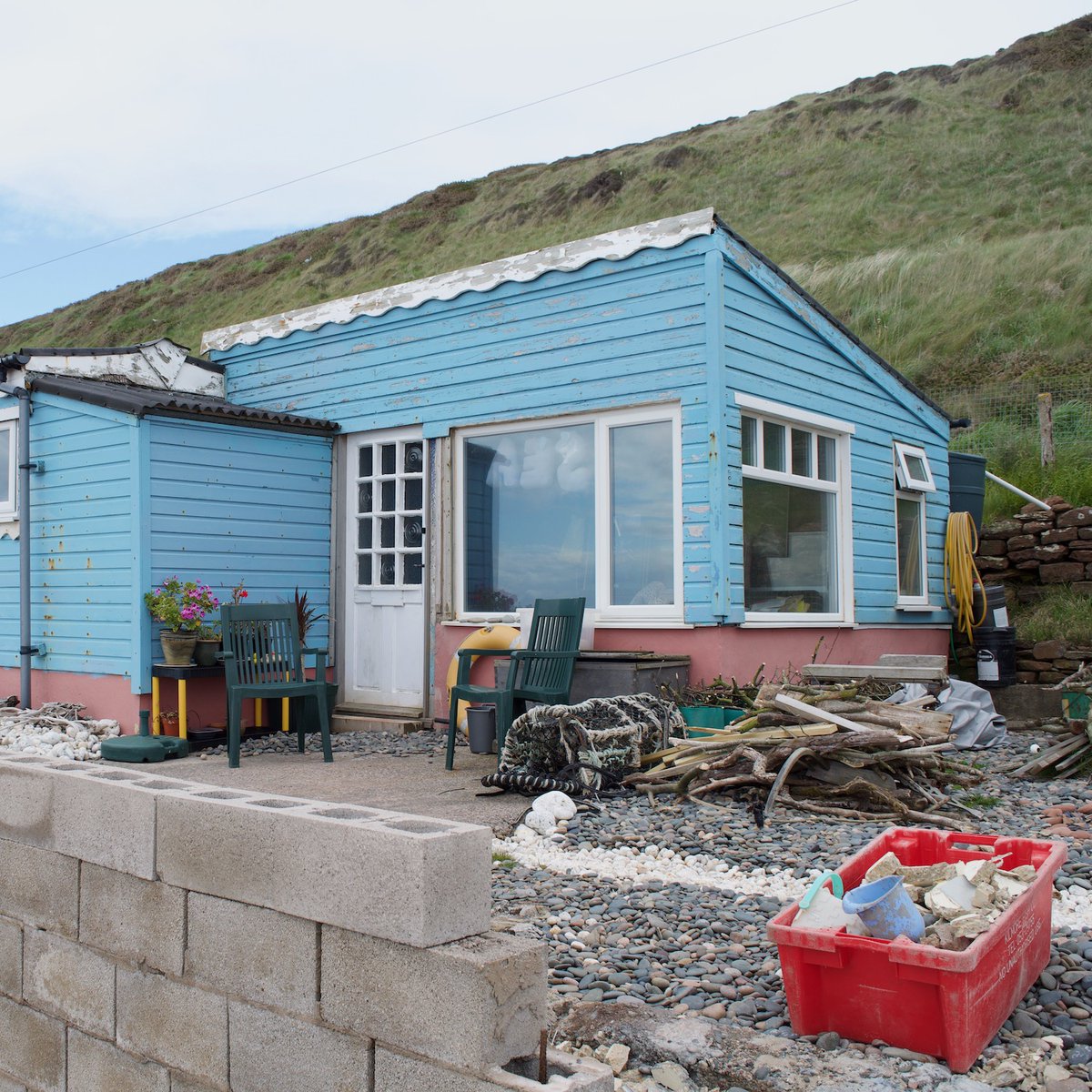 HuttersUK's tweet photo. Chalet on the beach at Braystones in Cumbria #huts #cabins #sheds #chalets #hut #cabin #hutting #hutters https://t.co/AhqkNJ8Lgr