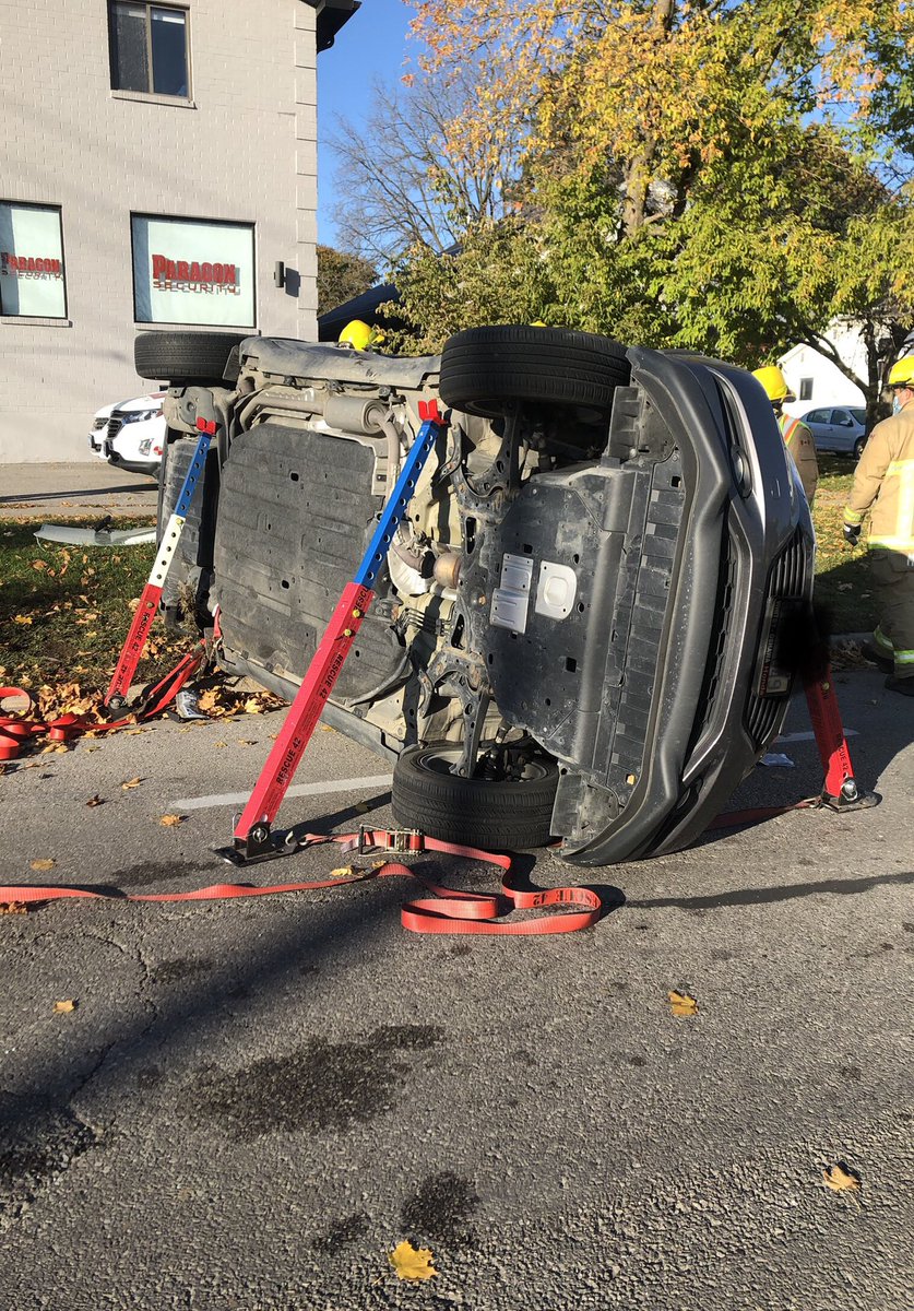 OshawaFire's tweet photo. Earlier today crews responded to this motor vehicle collision. Occupants were extricated quickly and placed in the care of @DurhamParamedic . Great job by everyone involved! @DRPS @iafflocal465 @oshawacity https://t.co/ajoQ7ELiSZ