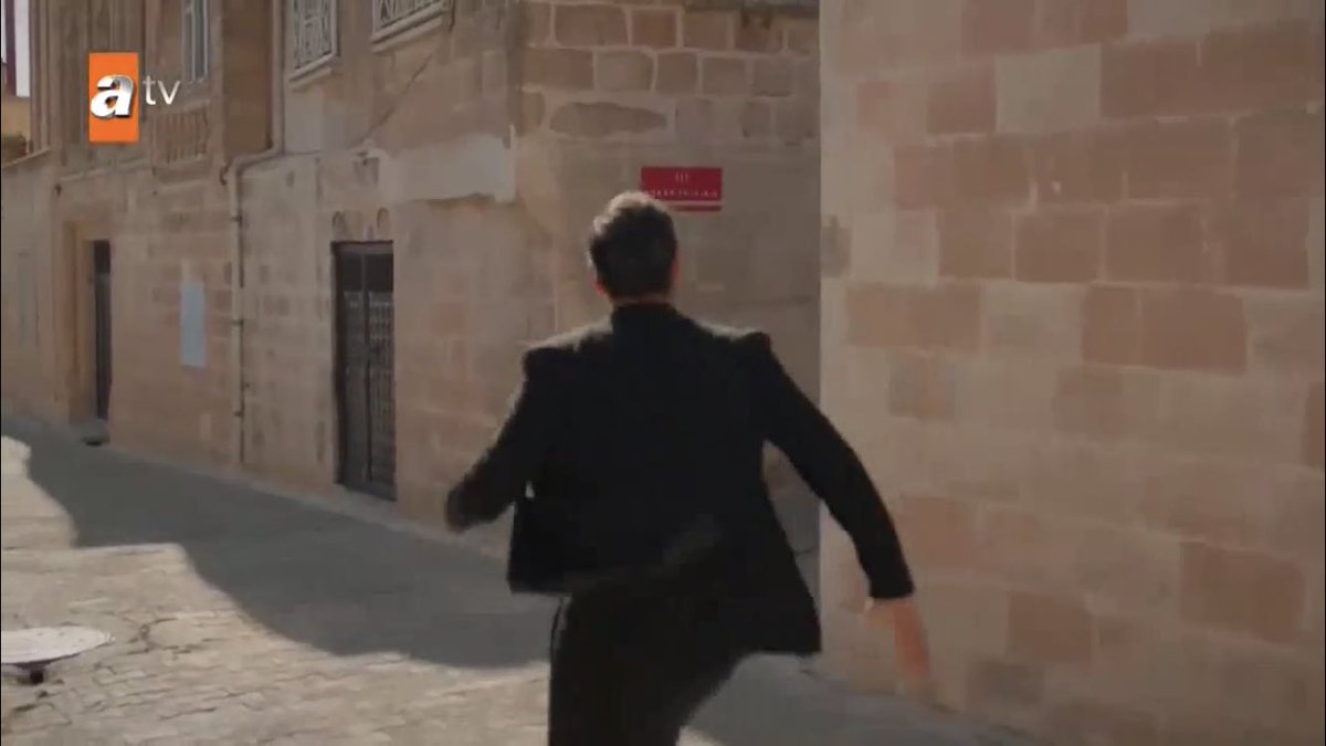 there’s something about men chasing a woman through the streets while she desperately runs away... it makes my stomach turn  #Hercai