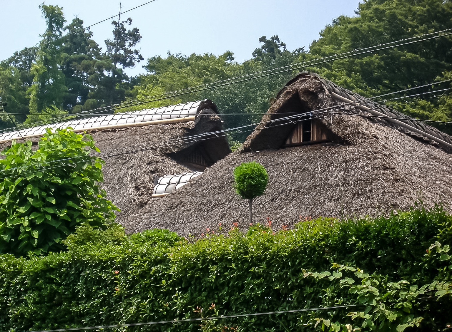 特別価格‼️ 手作り　古民家　藁葺き屋根　懐かしい　灯もつくよ　囲炉裏も❣️ 山里の茅葺き囲炉裏付き古民家を貸切。屋根付きBBQ場で囲炉裏を
