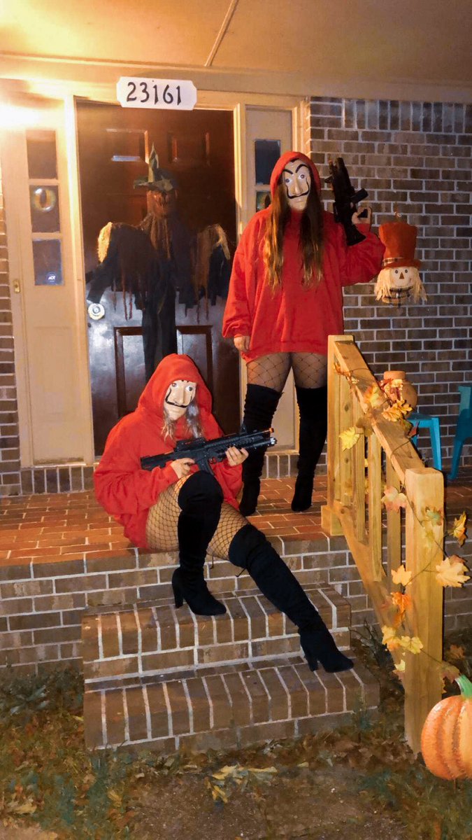 McKenzieMdack's tweet photo. happy halloween witches 👻  @lacasadepapel https://t.co/9Jfw7YfJjU