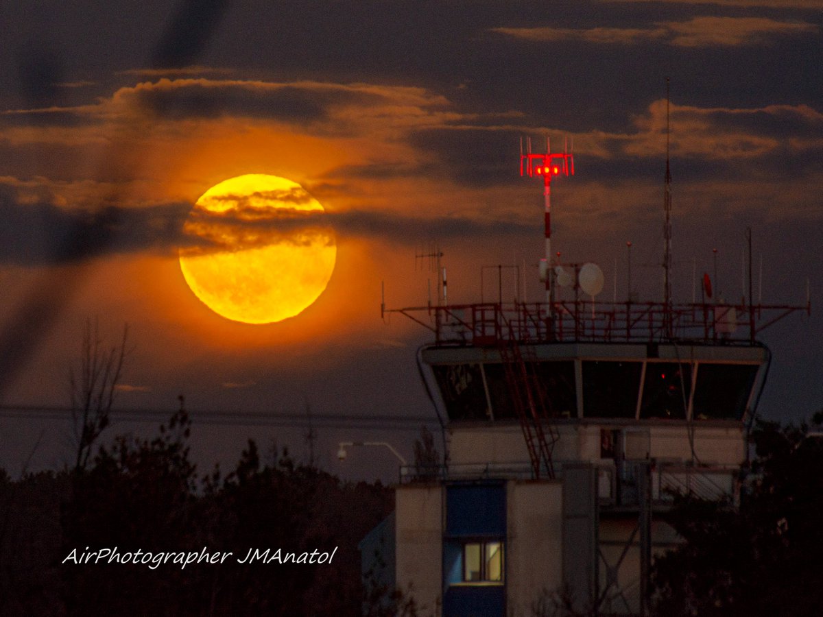 jmanatol's tweet image. #SabadoNoche
#Halloween2020 
La #LunaLlena de este #Halloween la llaman #LunaAzul pero la vista en #Hondarribia @hondarribiaturi con los @controladores de @DonostiAir #LESO de testigos no es tan azul

#goodnight #spotters #avgeeks