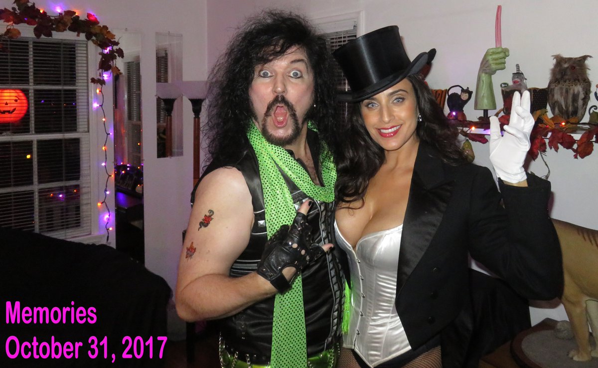 WallyWingert's tweet photo. HALLOWEEN HILARITY!  Good times! @Valerie_Perez
#valerieperez #dellcomputers #dccomics #ZATANNA #glamrock https://t.co/rGBSZKXwOP