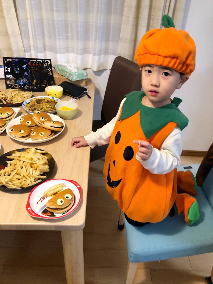 883991M's tweet photo. 昨日は鈴木家で皆んなでハロウィンパーティー👻
ご飯可愛くて美味しかった☺️ https://t.co/8gKlYjyXo1