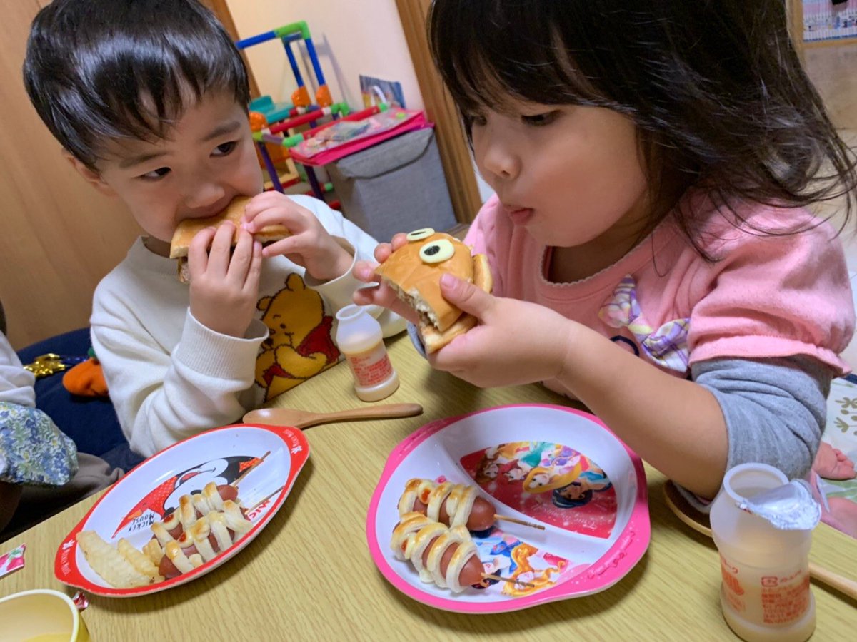 883991M's tweet photo. 昨日は鈴木家で皆んなでハロウィンパーティー👻
ご飯可愛くて美味しかった☺️ https://t.co/8gKlYjyXo1