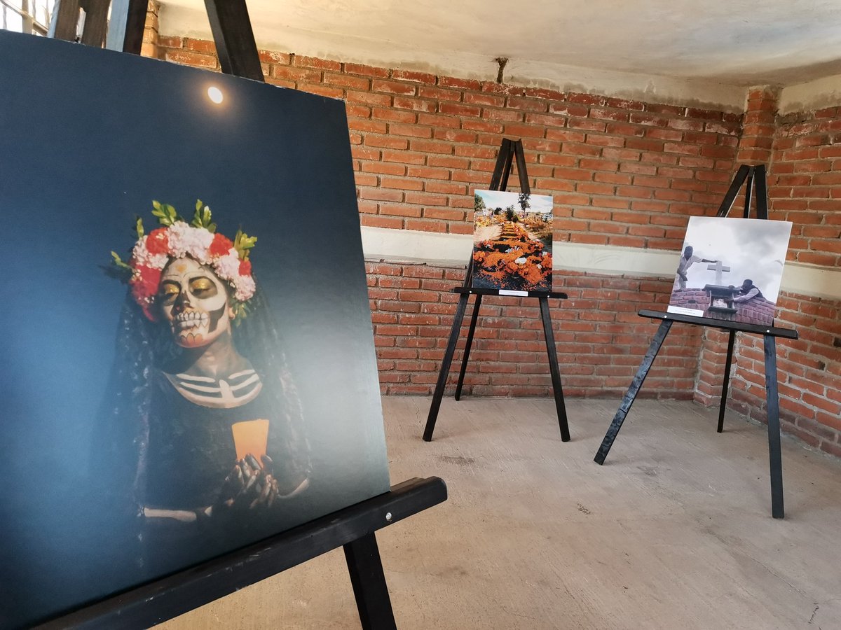 HTeotlalcingo's tweet photo. La Regíduria de Educación en representación de @HTeotlalcingo realizó la inauguración de la Exposición Fotográfica "Centenario de los Angeles" realizada por Alfredo Roque junto a  la Cronista Municipal Alma Delia Flores en el Panteón de Teotlalcingo.

#JuntosLogramosGRANDESCOSAS https://t.co/jz6vTKSxsv