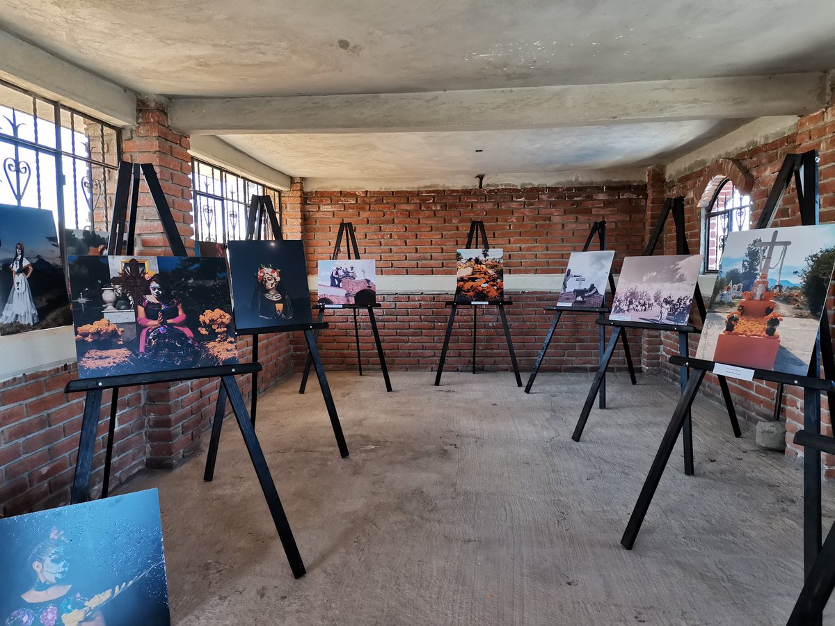 HTeotlalcingo's tweet photo. La Regíduria de Educación en representación de @HTeotlalcingo realizó la inauguración de la Exposición Fotográfica "Centenario de los Angeles" realizada por Alfredo Roque junto a  la Cronista Municipal Alma Delia Flores en el Panteón de Teotlalcingo.

#JuntosLogramosGRANDESCOSAS https://t.co/jz6vTKSxsv