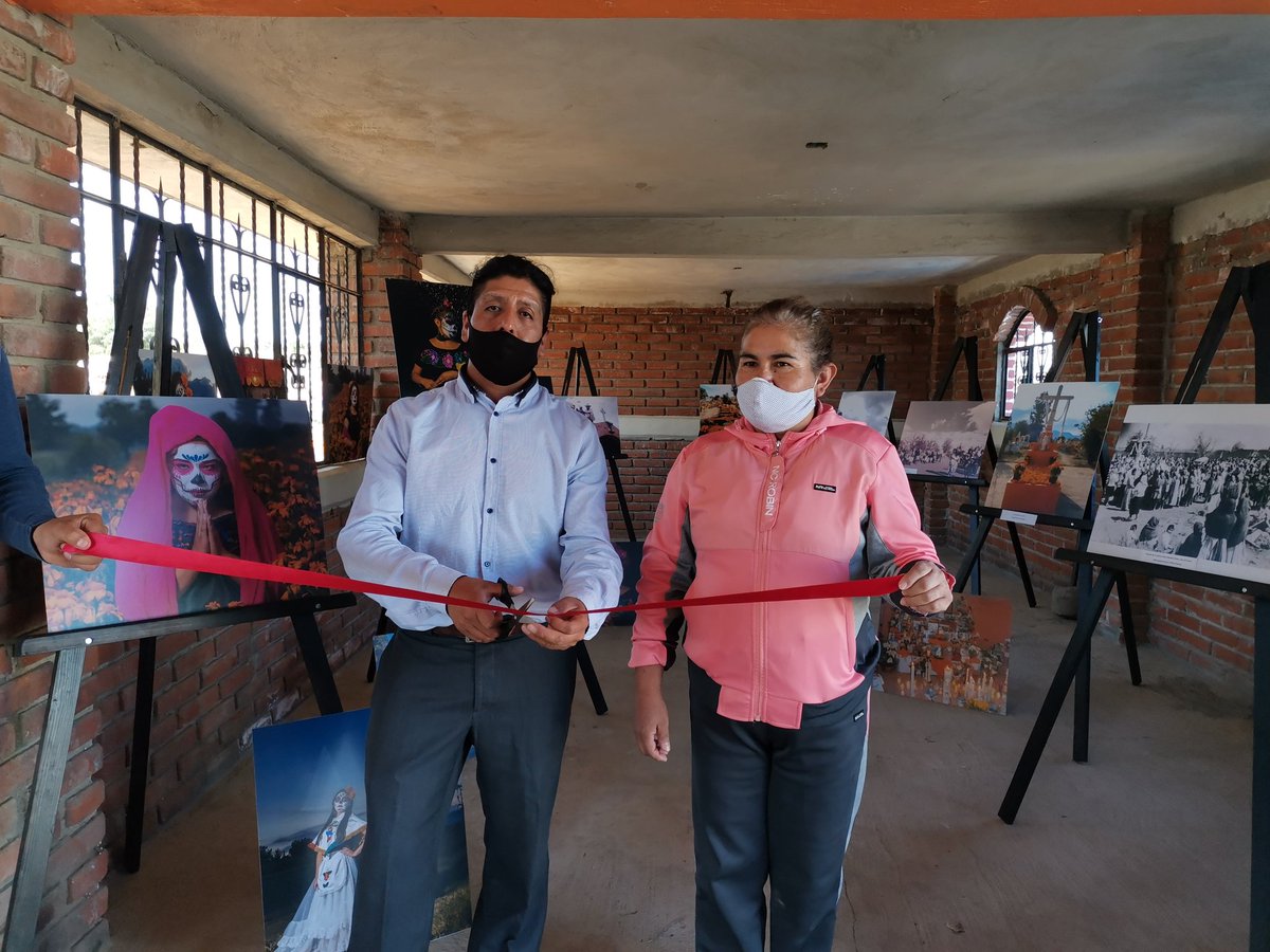 HTeotlalcingo's tweet photo. La Regíduria de Educación en representación de @HTeotlalcingo realizó la inauguración de la Exposición Fotográfica "Centenario de los Angeles" realizada por Alfredo Roque junto a  la Cronista Municipal Alma Delia Flores en el Panteón de Teotlalcingo.

#JuntosLogramosGRANDESCOSAS https://t.co/jz6vTKSxsv