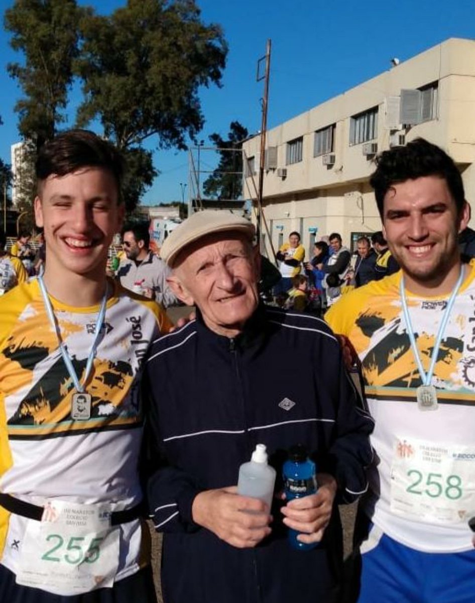 MartinRosig's tweet photo. Qué pérdida enorme. Un fuera de serie. Los patios del San José, y la juventud, pierden hoy un Juan Bosco del siglo XXI. Hasta siempre, Eduardo. https://t.co/BH8rCbnaKQ