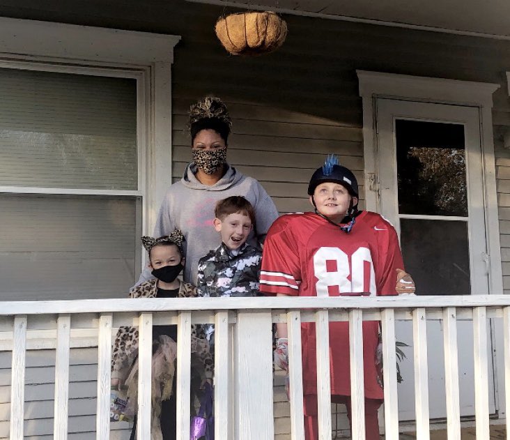 Miss_Mays1's tweet photo. My first trick or treaters!! These three always know how to make my day! 🧡🎃🧡 https://t.co/OLXqlHXZFz