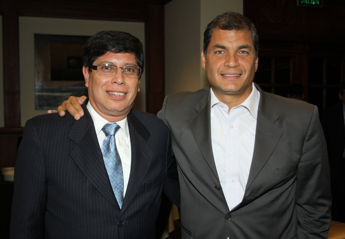 lahistoriaec's tweet photo. A su casa. Ex gerente de Petroecuador Marco Calvopiña, sentenciado a 6 años de cárcel por asociación ilícita en la repotenciación de la refinería de Esmeraldas, salió de prisión con beneficio de pre-libertad antes de tener 3 años preso. No ha sido sentenciado por otros delitos. https://t.co/uC5OQb4S4m