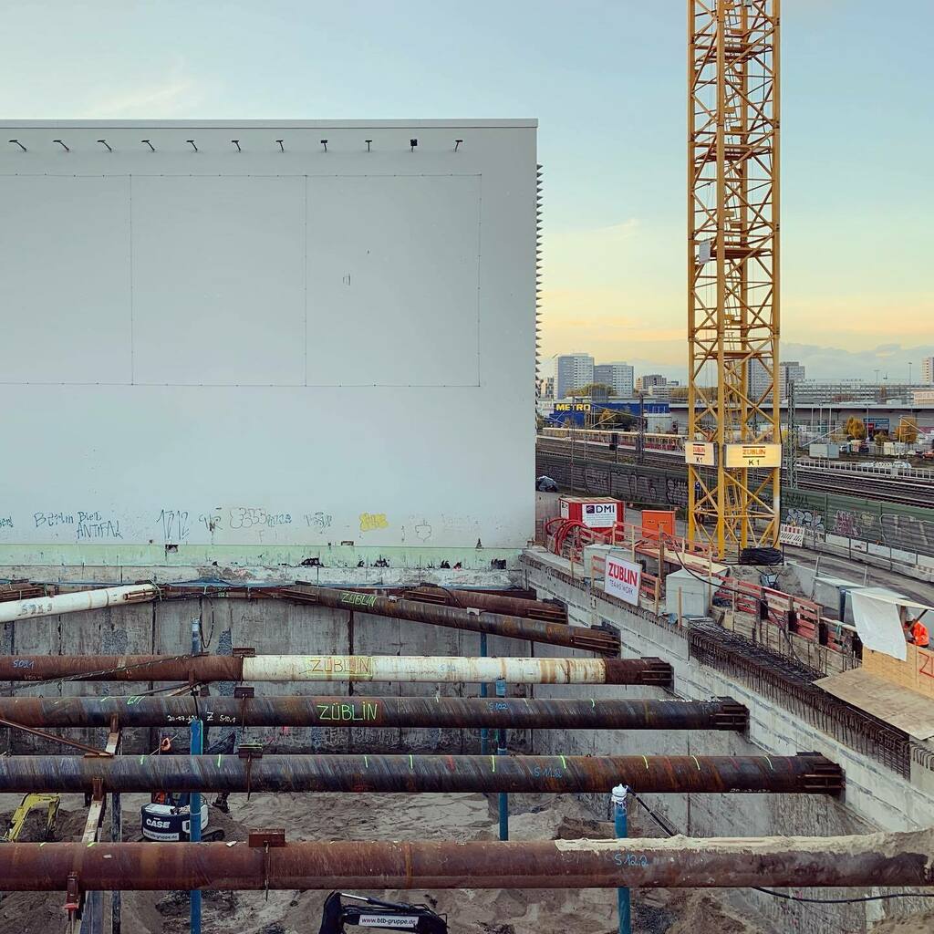 architekturb's tweet image. Keller im Bau 2.
.
.
#architekturberlin #amazontower #crane #groundwork #brandwand #eastsidemall #modernism #architexture #archilovers #architecture #berlinigers #ig_berlin #igersberlin #igersberlinofficial #streetphotography #streetphotographers #urbanr… instagr.am/p/CHBjH8gsieT/