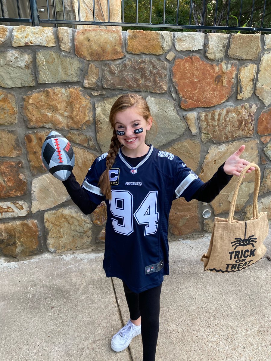 garyspraggins's tweet photo. Super Fan of @DeMarcusWare for Halloween!
#BeWareofDWare
#Sacked https://t.co/0LEXrTT5Cq