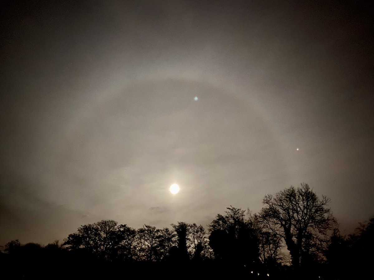 mwb76's tweet photo. Beaut moon bow tonight. Happy Halloween. @barrabest @WeatherCee https://t.co/PWL1IhcGM8