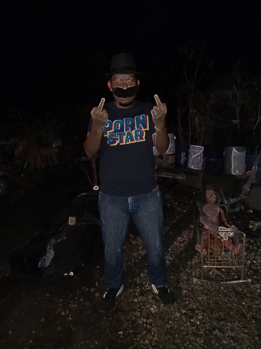 blanch_11's tweet photo. @SoyFedelobo en honor al #SeñordelBigote Pito diabólico 🖕🏻 #FiestadeDisfraces https://t.co/GCvshmk6a9