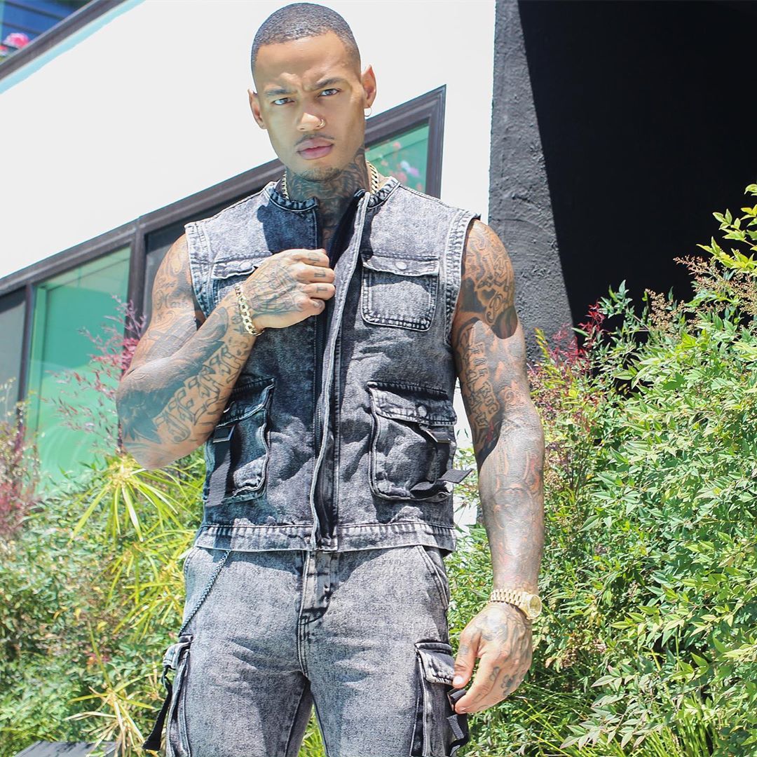 DemonModeIn321's tweet image. Earlier today outside @JoeTheBossCWF office moments after signing the dotted line. Gotta thank @JulietCWF for pulling the strings on this one. Thanks to my girl for being there and my boyz.

Now @CWFUniversal the gates of hell have just swung wide open. You've been warned.