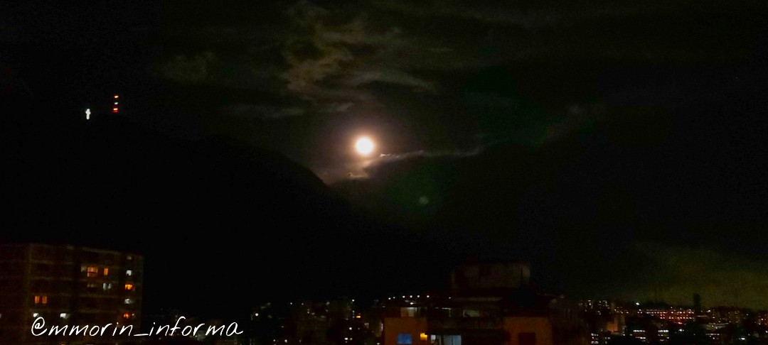 Mmorin_informa's tweet photo. La súper luna de día de Halloween en Caracas https://t.co/sUpXXZgtv6