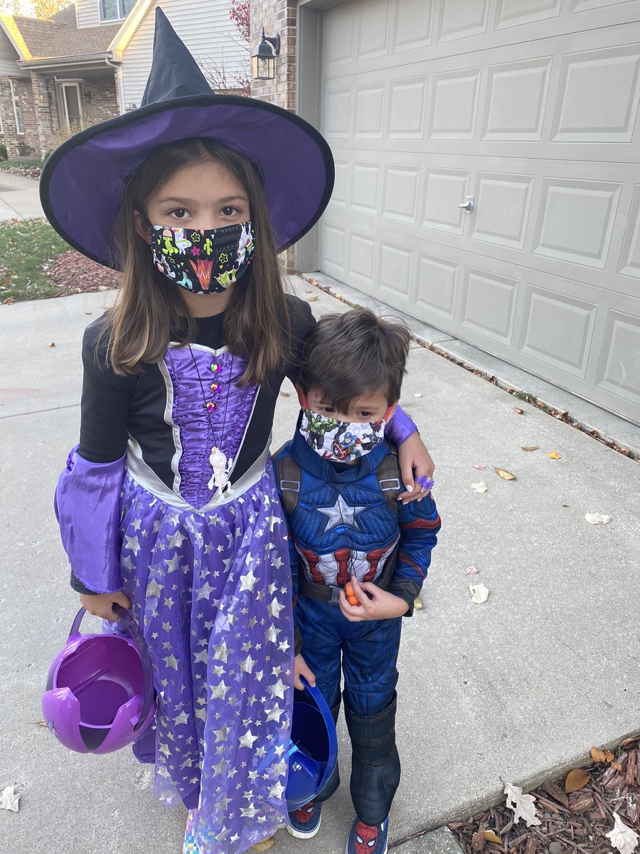 jaycobbs35's tweet photo. I love these guys but when you find a house that has a table with full sized candy bars and they say take two, you don’t just take sweet tarts and chocolate m&ms. #candyrich #wheresmysnickers #dadshare https://t.co/U8ttZKQFRo