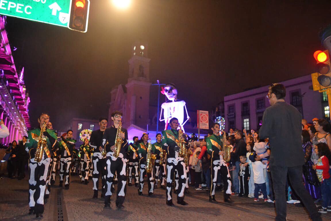 Halconesmbmex's tweet photo. Extrañamos mucho esos sábados, donde después de ensayos corríamos a casa para prepararnos para un desfile 🌼💀

#orgullohalcón #xalapa #mexico #marchingband #colorguard #marchingpercussion #diademuertos https://t.co/fjvv5p6pRf