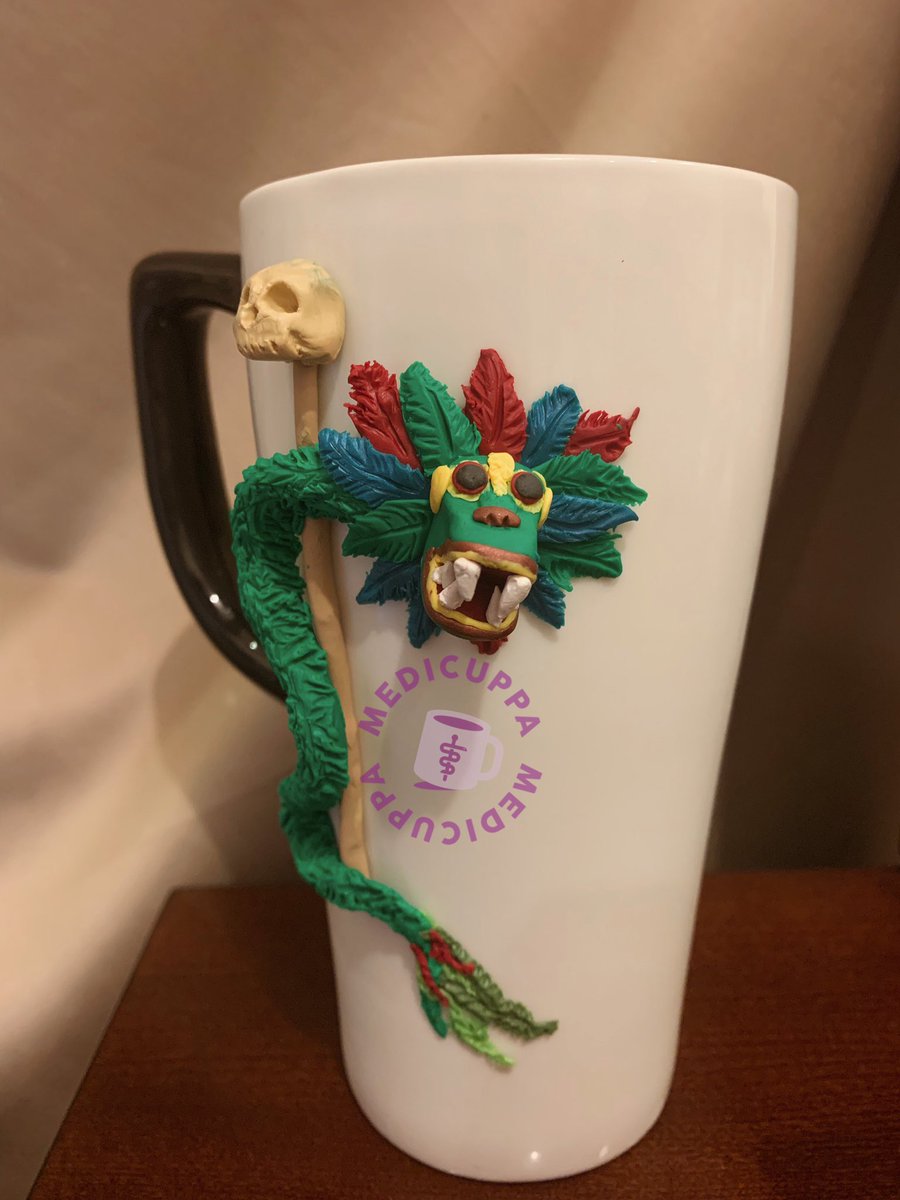 MediCuppa's tweet photo. 𝐵𝑎́𝑐𝑢𝑙𝑜 𝐷𝑖̨𝑎 𝑑𝑒 𝑀𝑢𝑒𝑟𝑡𝑜𝑠
Este Día de muertos el amor y respeto por la vida (Quetzalcóatl) acompaña al respeto por Muerte (Mictlantecuhtli), de los Médicos mexicanos. 🇲🇽
#diademuertos #handmade #polymerclay #polymerclayart #mug #coffeemug #lovemed https://t.co/61d7WKzOBG
