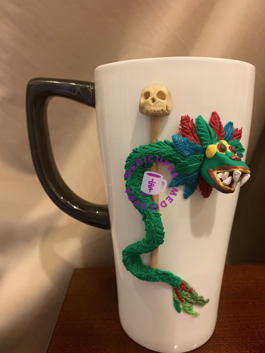 MediCuppa's tweet photo. 𝐵𝑎́𝑐𝑢𝑙𝑜 𝐷𝑖̨𝑎 𝑑𝑒 𝑀𝑢𝑒𝑟𝑡𝑜𝑠
Este Día de muertos el amor y respeto por la vida (Quetzalcóatl) acompaña al respeto por Muerte (Mictlantecuhtli), de los Médicos mexicanos. 🇲🇽
#diademuertos #handmade #polymerclay #polymerclayart #mug #coffeemug #lovemed https://t.co/61d7WKzOBG