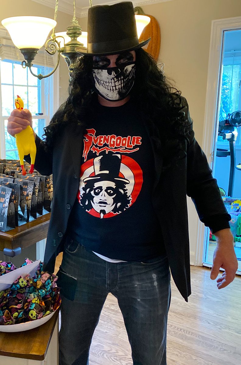 cwotd's tweet photo. HAPPY HALLOWEEN!!!!! 🎃👻🍺🎃👻🍺🎃👻🍺🎃👻🍺🎃👻🍺 @Svengoolie https://t.co/z9cxAVVRgh