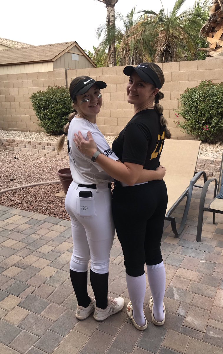 SavTaylor2023's tweet photo. We play the late games tonight so my mom dressed up as me... @TeamNJSoftball #Arizonafallinvitational @AZ_STORM_ @MB_Softball @gsucoachroger @slis23 @deanAU_TigersSB @uhhilosoftball @ccgaathletics https://t.co/wNH4akqO0H