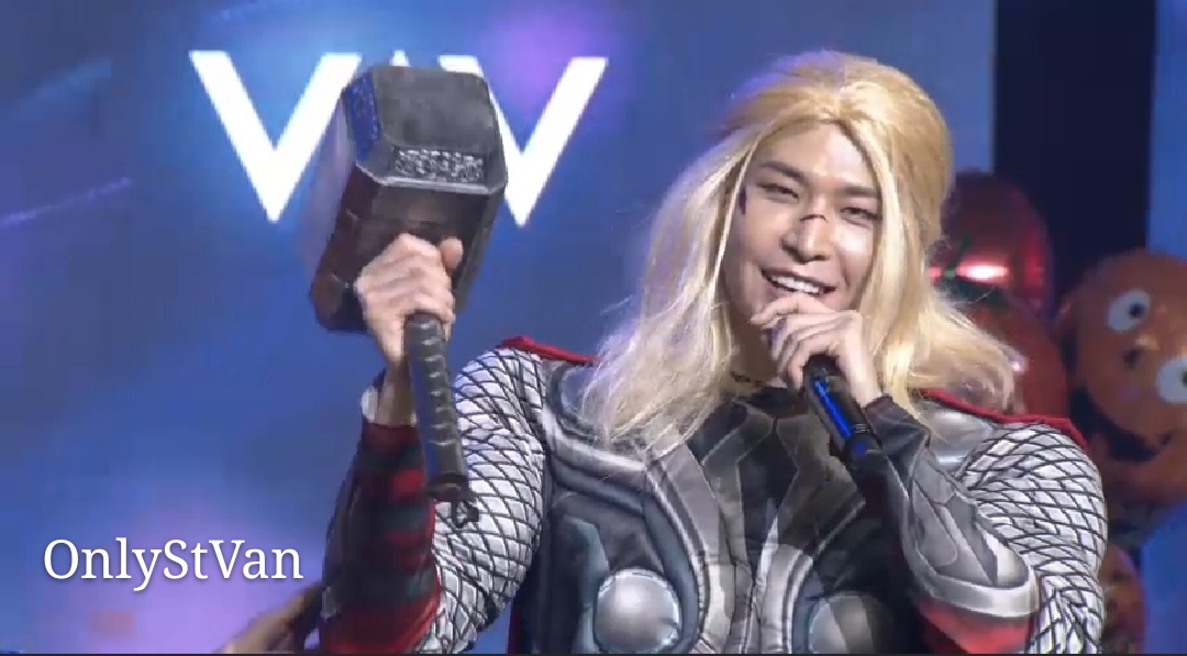 onlystvan's tweet photo. 31.10.2020 | [VLIVE] #VAV HAPPY 5TH ANNIVERSARY! 
Halloween Party (VAV 5주년 기념일 할로윈 파티)

#StVan #세이트반 lindo como THOR ⚡😍até mesmo com essa peruca🤭 ❤

#LeeGeumHyuk #이금혁 #VAV #브이에이브이 #VAMPZ #뱀즈 #VAV_5thAnniversaryVAV #5YearsWithVAV
@VAV_official @twt_VAV https://t.co/iCmnUod8vb