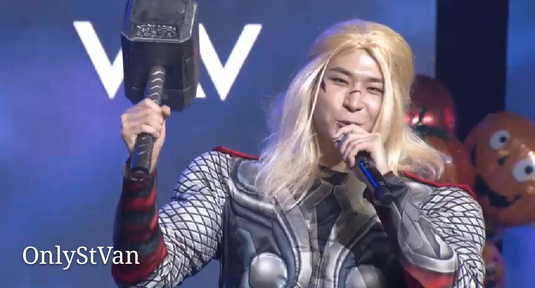 onlystvan's tweet photo. 31.10.2020 | [VLIVE] #VAV HAPPY 5TH ANNIVERSARY! 
Halloween Party (VAV 5주년 기념일 할로윈 파티)

#StVan #세이트반 lindo como THOR ⚡😍até mesmo com essa peruca🤭 ❤

#LeeGeumHyuk #이금혁 #VAV #브이에이브이 #VAMPZ #뱀즈 #VAV_5thAnniversaryVAV #5YearsWithVAV
@VAV_official @twt_VAV https://t.co/iCmnUod8vb
