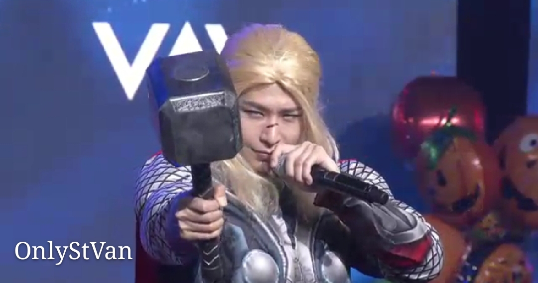 onlystvan's tweet photo. 31.10.2020 | [VLIVE] #VAV HAPPY 5TH ANNIVERSARY! 
Halloween Party (VAV 5주년 기념일 할로윈 파티)

#StVan #세이트반 lindo como THOR ⚡😍até mesmo com essa peruca🤭 ❤

#LeeGeumHyuk #이금혁 #VAV #브이에이브이 #VAMPZ #뱀즈 #VAV_5thAnniversaryVAV #5YearsWithVAV
@VAV_official @twt_VAV https://t.co/iCmnUod8vb