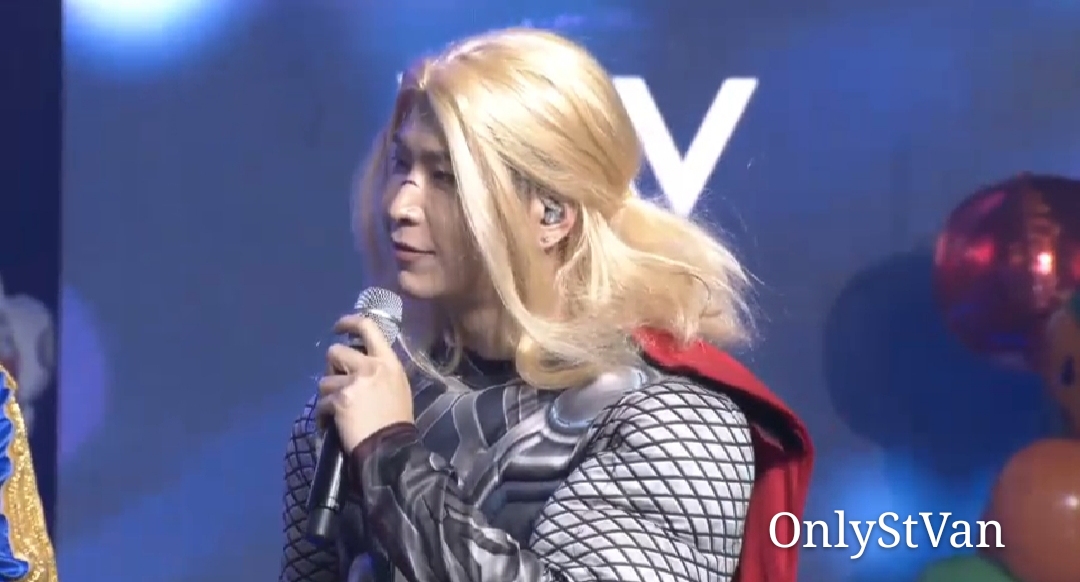onlystvan's tweet photo. 31.10.2020 | [VLIVE] #VAV HAPPY 5TH ANNIVERSARY! 
Halloween Party (VAV 5주년 기념일 할로윈 파티)

#StVan #세이트반 lindo como THOR ⚡😍até mesmo com essa peruca🤭 ❤

#LeeGeumHyuk #이금혁 #VAV #브이에이브이 #VAMPZ #뱀즈 #VAV_5thAnniversaryVAV #5YearsWithVAV
@VAV_official @twt_VAV https://t.co/iCmnUod8vb
