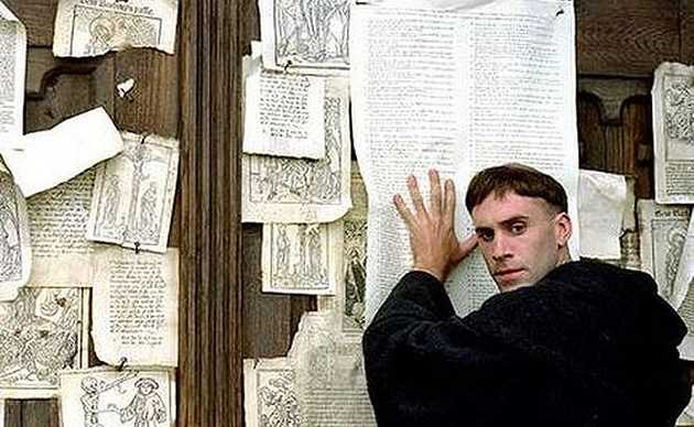 EsMemorable's tweet photo. El 31 de octubre de 1517, en las puertas de la Iglesia del Palacio de Wittenberg, Martín Lutero fijó sus 95 tesis cuestionando el mercantilismo de la iglesia: la venta de indulgencias que permitían pecar e ir al cielo a cambio de pagarlas. Así originó los movimientos reformistas. https://t.co/qUJCzuQ5Av