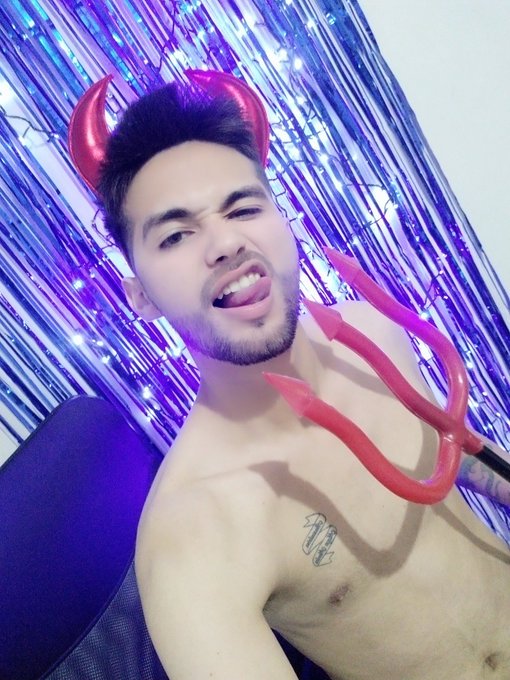 2 pic. #HappyHalloween Quien quiere un diablito para esta noche? Dale RT https://t.co/5NYRVbGDTm