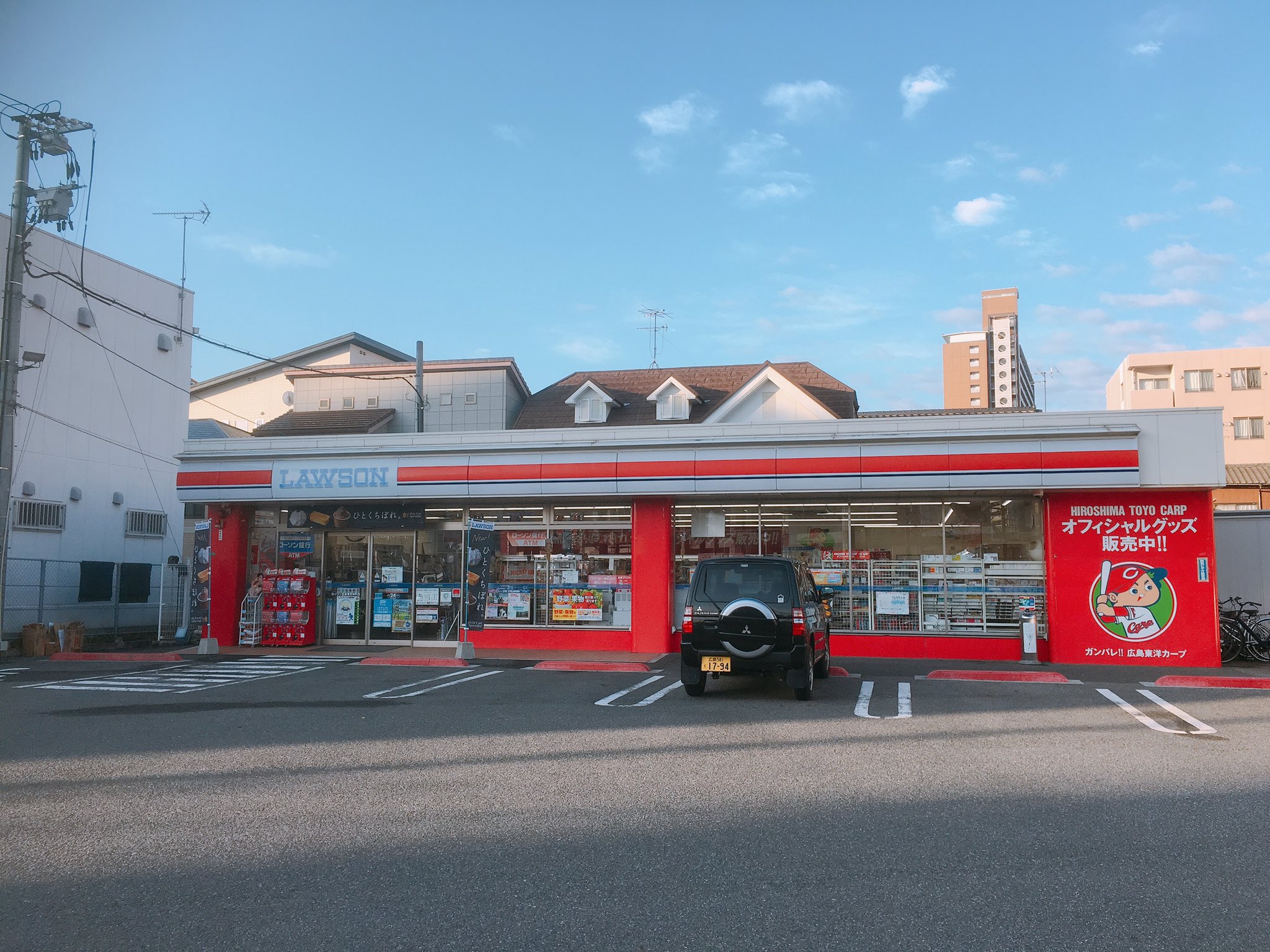 なつみ きなこトラベラー マツダスタジアム周辺をお散歩してたら 真っ赤なカープ色に染まっていてビックリ 青いはずが赤くなってるローソンが2店舗 セブンイレブンもカープのステッカーで真っ赤に そして足元を見ればマンホールにもカープ坊やが 街