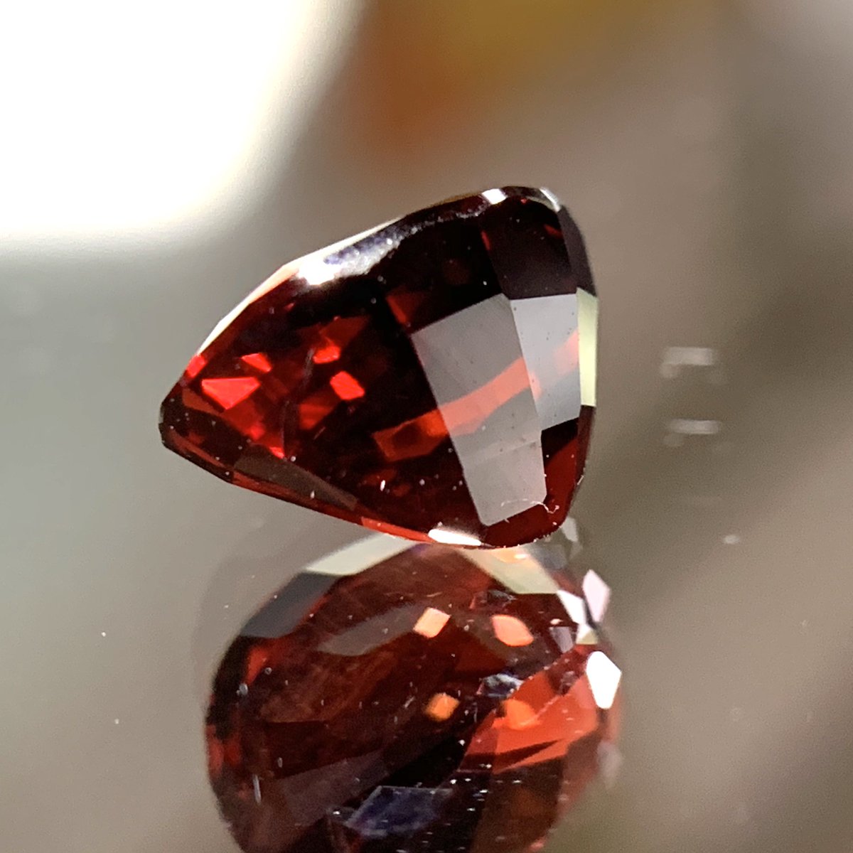 Knight_of_Jewel's tweet photo. アルマンディン②

名前の由来は、古くからの加工地であるトルコの都市アラバンダにちなむ。
和名は鉄礬（てつばん）柘榴石。
主な産地は、ブラジル、インド、スリランカなど。
日本でも産出される。

▼アルマンディンのルース
https://t.co/GN4SED2t3b