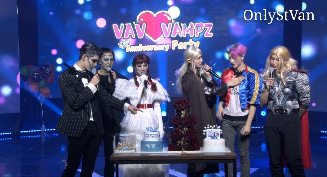 onlystvan's tweet photo. 31.10.2020 | [VLIVE] #VAV HAPPY 5TH ANNIVERSARY! 
Halloween Party (VAV 5주년 기념일 할로윈 파티)

Foi muito divertido! E teve a hora do bolo!🎂🌙🎃🦇

#StVan #세이트반 #LeeGeumHyuk #이금혁 #브이에이브이 #VAMPZ #뱀즈 #VAV_5thAnniversaryVAV #5YearsWithVAV
@VAV_official @twt_VAV https://t.co/mt0g3f7vmK
