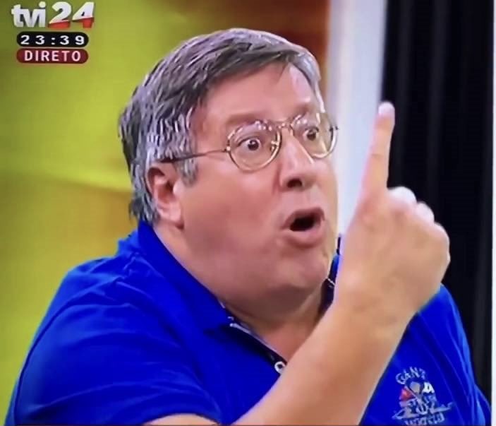 Digam-me UMA(1) cadeira que eu tenha em dia, UMA