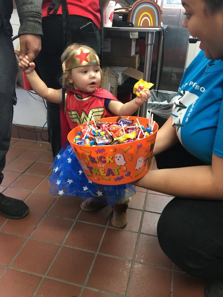 DoversJonathan's tweet photo. First trick or treater at 3900 #sritnstorm https://t.co/e0p0rBe52Y