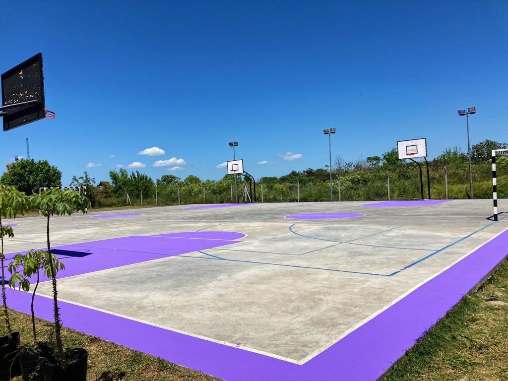NicoMellino's tweet photo. En un trabajo articulado con diferentes áreas de gobierno de @QuilmesMuni comenzamos a acondicionar y poner en valor el Complejo Deportivo del Barrio Los Alamos. Pronto comenzarán actividades gratuitas para vecinas y vecinos del lugar. 

#Quilmes
#MásUnidxsQueNunca https://t.co/qDUU92WmXk