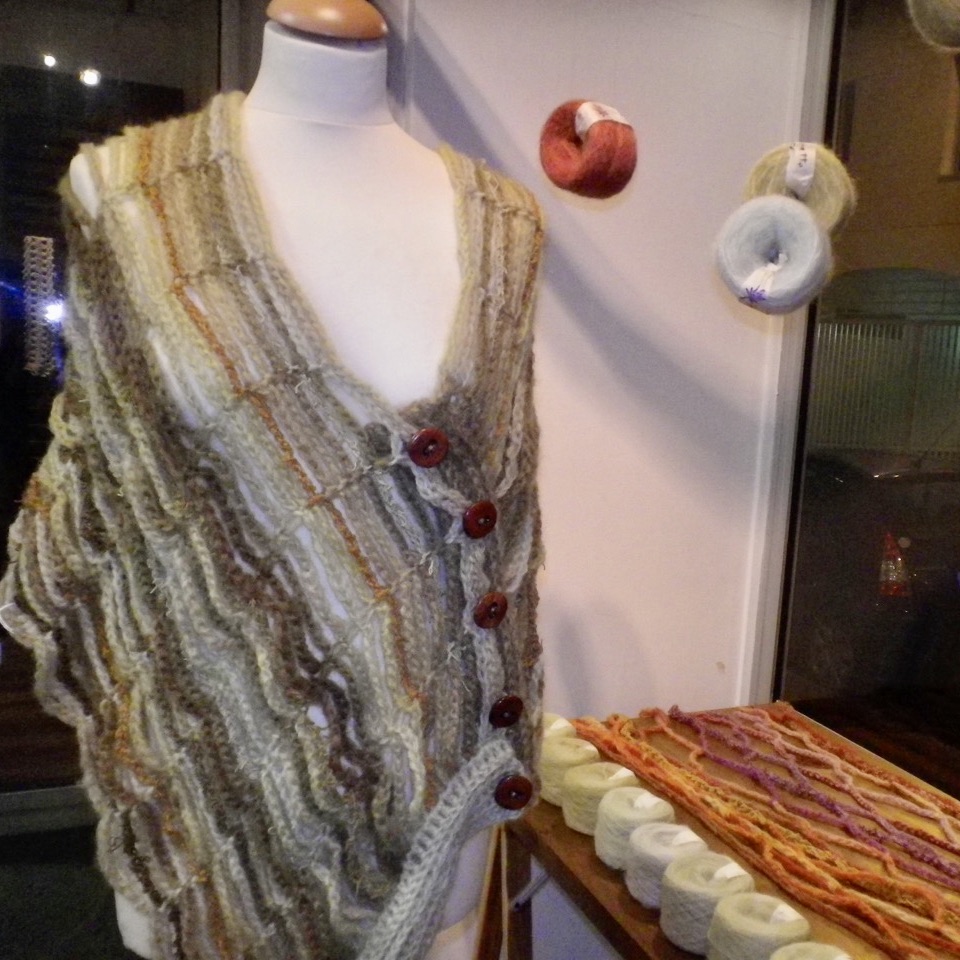 草木染のアトリエ Yarn あやとりマフラー応用編 15年のパリ展で展示した羽織りものです 先日紹介した あやとり マフラー の編み方の応用です あやとりマフラー の編み方動画はこちらです T Co Fbvbm0rr7m