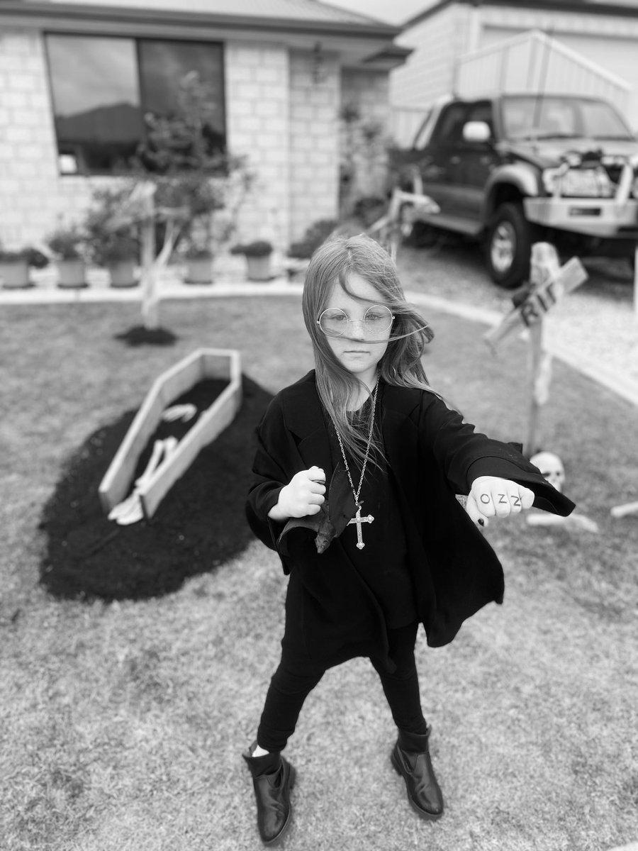 rochelleee's tweet photo. This child of mine, she’s pretty cool! Dressed up as her favourite person, @OzzyOsbourne #underthegraveyard #princessofdarkness https://t.co/YR104zjQXE