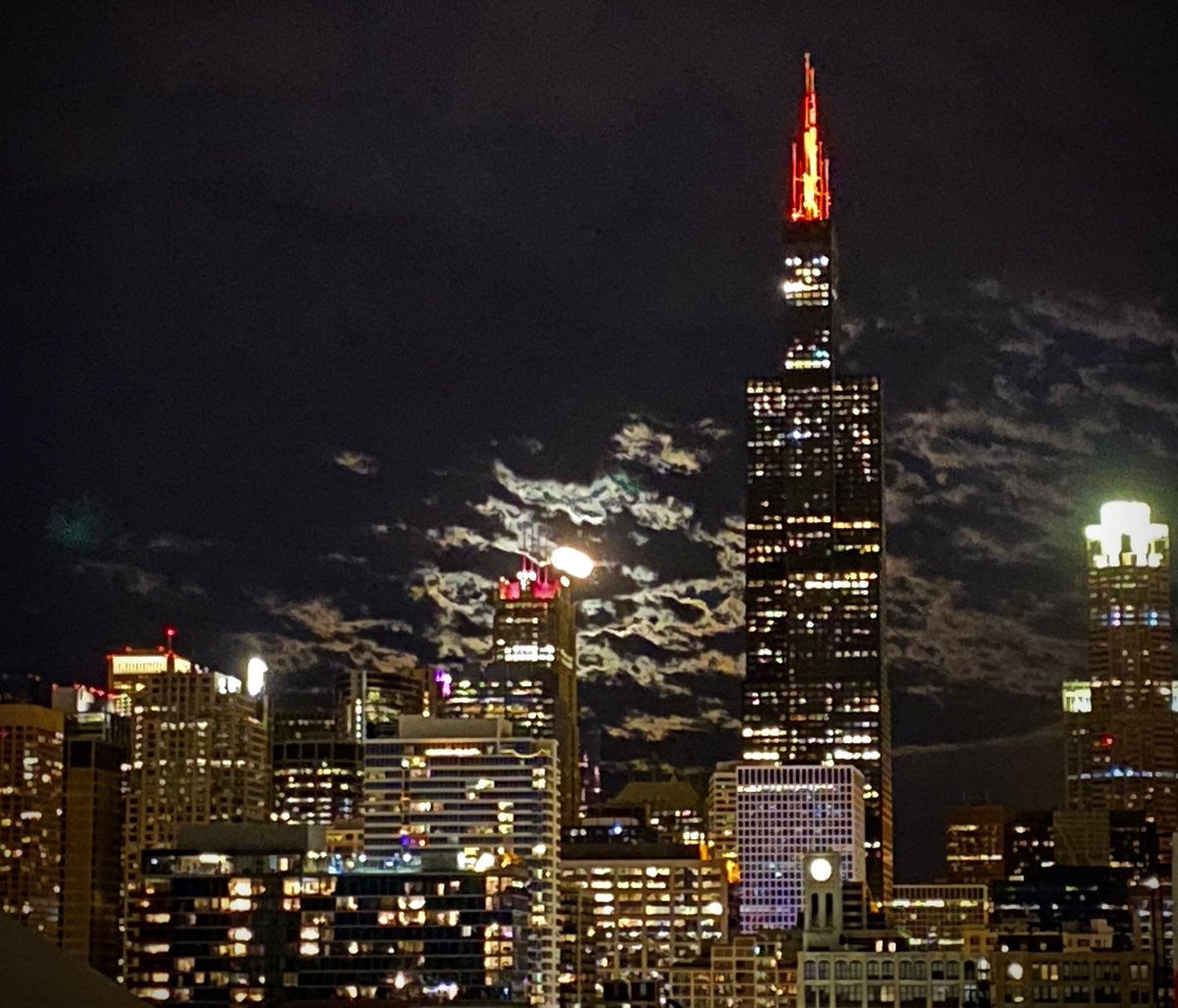 DanielJ_Case's tweet photo. Spooky Chicago tonight 🎃🎃 https://t.co/EX9KvjQtgz