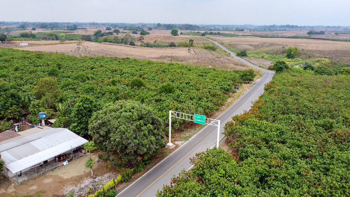 jteransalcedo's tweet photo. Esta obra permite un acceso de calidad y la comercialización oportuna de los productos del sector. En este importante acto nos acompañaron la alcaldesa Ma. Cristina Holguín, concejales, líderes y moradores de la zona.
#LosRíosPuedeMás #PrefecturadeLosRíos https://t.co/KbuTaFouPb
