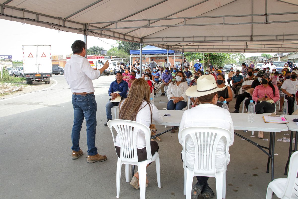 jteransalcedo's tweet photo. Esta obra permite un acceso de calidad y la comercialización oportuna de los productos del sector. En este importante acto nos acompañaron la alcaldesa Ma. Cristina Holguín, concejales, líderes y moradores de la zona.
#LosRíosPuedeMás #PrefecturadeLosRíos https://t.co/KbuTaFouPb