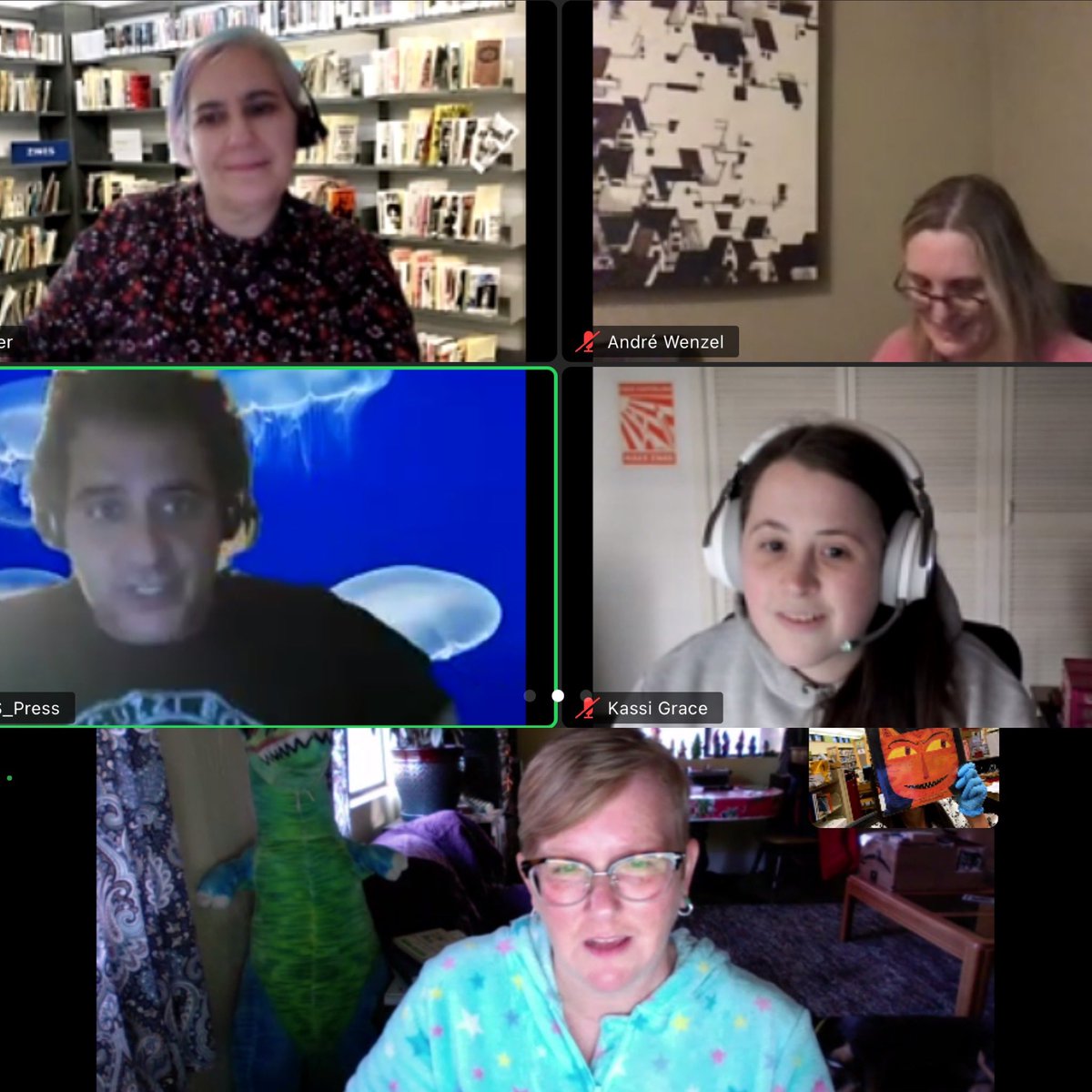 ZineLUC's tweet image. #IZLuC2020 Bilingual Zine Workshop with Yago Cura happening now!! #LAPLzinelibrary LAPL.org/zines