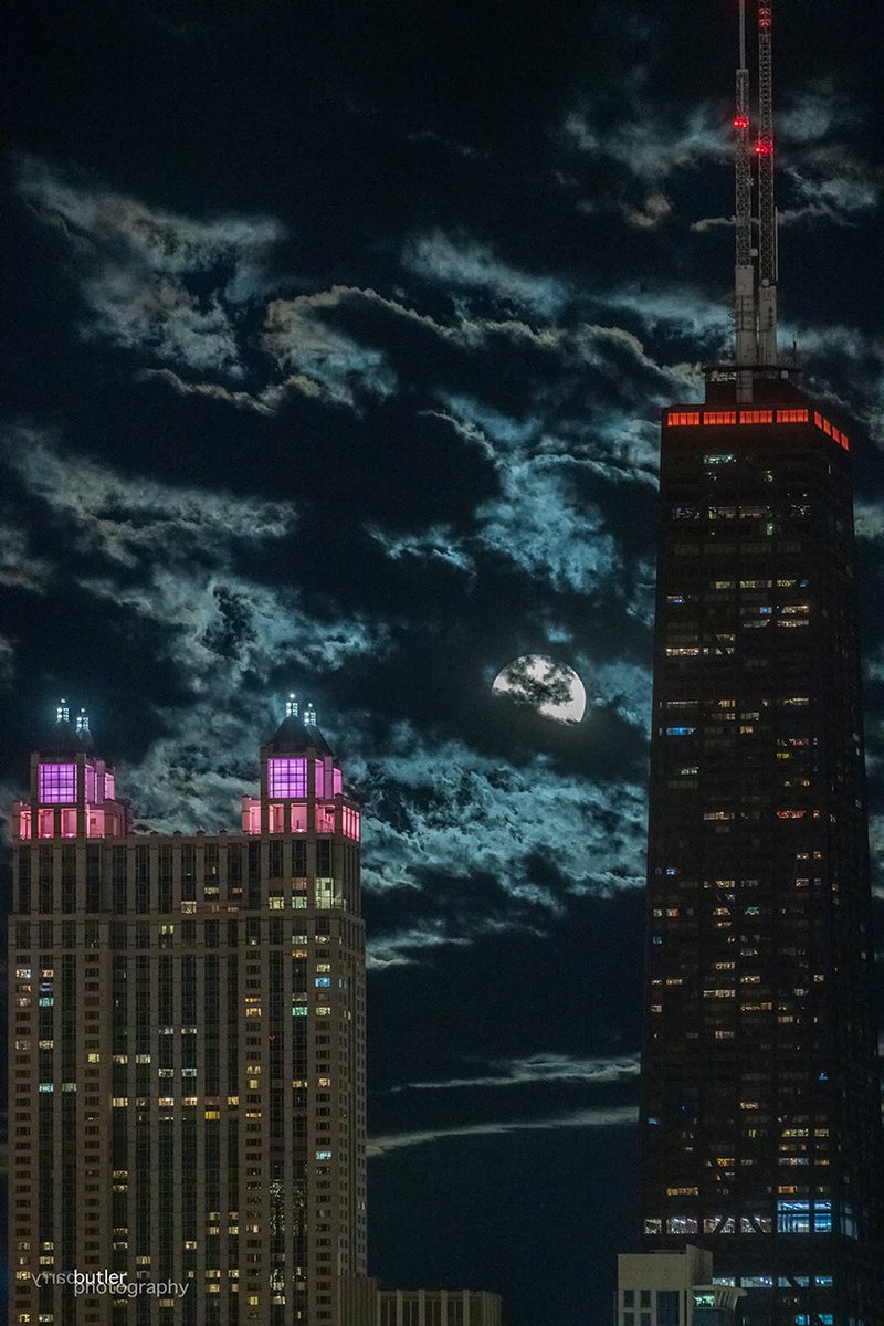 Full moon on Halloween in Chicago on Saturday night.  #weather #news #ilwx #chicago